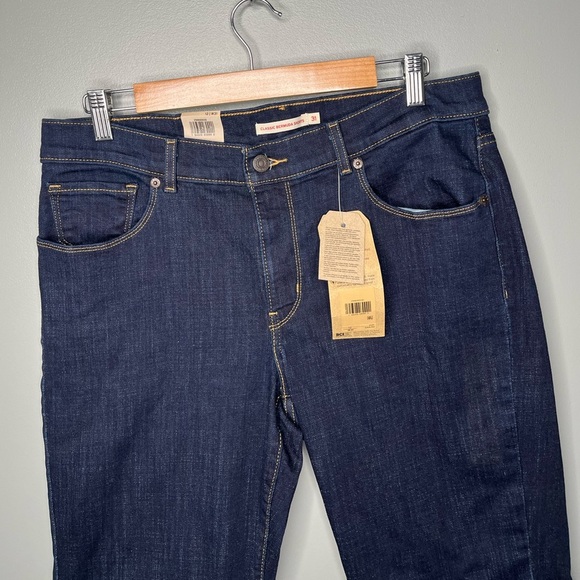 NWT Levi’s Classic Bermuda Shorts - Dark Wash Navy Contrast Stitching - Picture 4 of 11